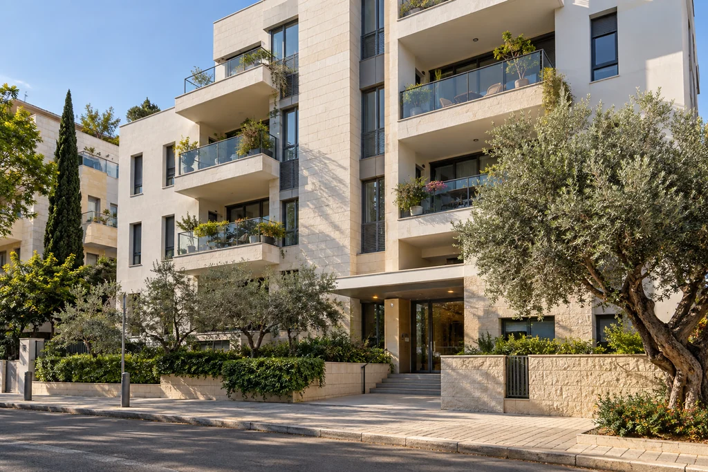 המחשה: בניין מגורים עם מרפסות וחזית אבן בהירה: נדל״ן ומקרקעין